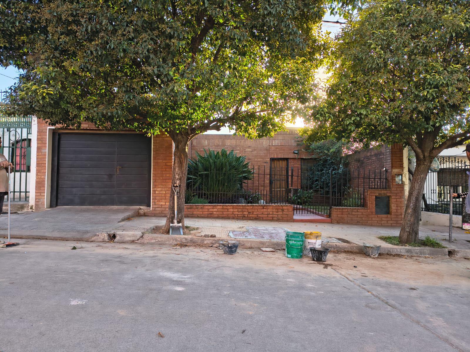 SAN VICENTE: CASA EN VENTA DE 3 DORMITORIOS COCHERA Y PATIO