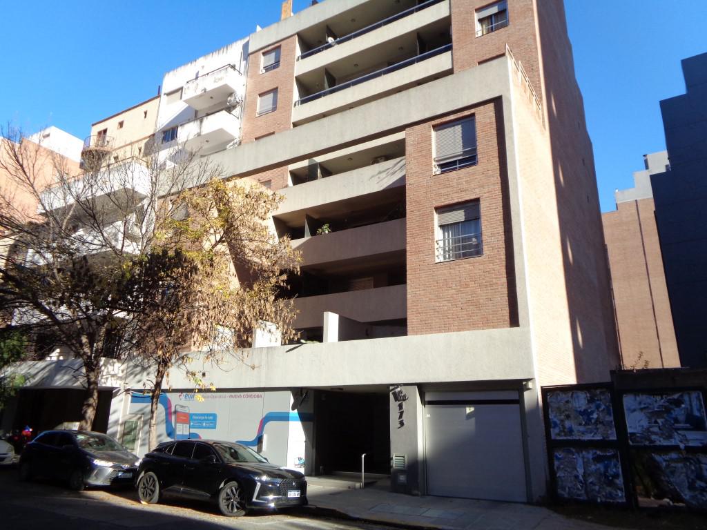 Barrio Nueva Córdoba - Excelente Cochera Privada, Amplia y Cubierta, en Edificio de Categoría, con Fácil Acceso y Portón Automático