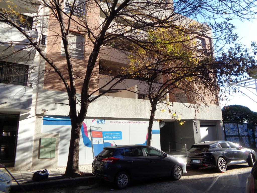 Barrio Nueva Córdoba - Excelente Cochera Privada, Amplia y Cubierta, en Edificio de Categoría, con Fácil Acceso y Portón Automático