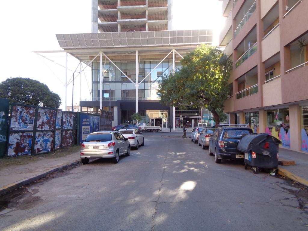 Barrio Nueva Córdoba - Excelente Cochera Privada, Amplia y Cubierta, en Edificio de Categoría, con Fácil Acceso y Portón Automático