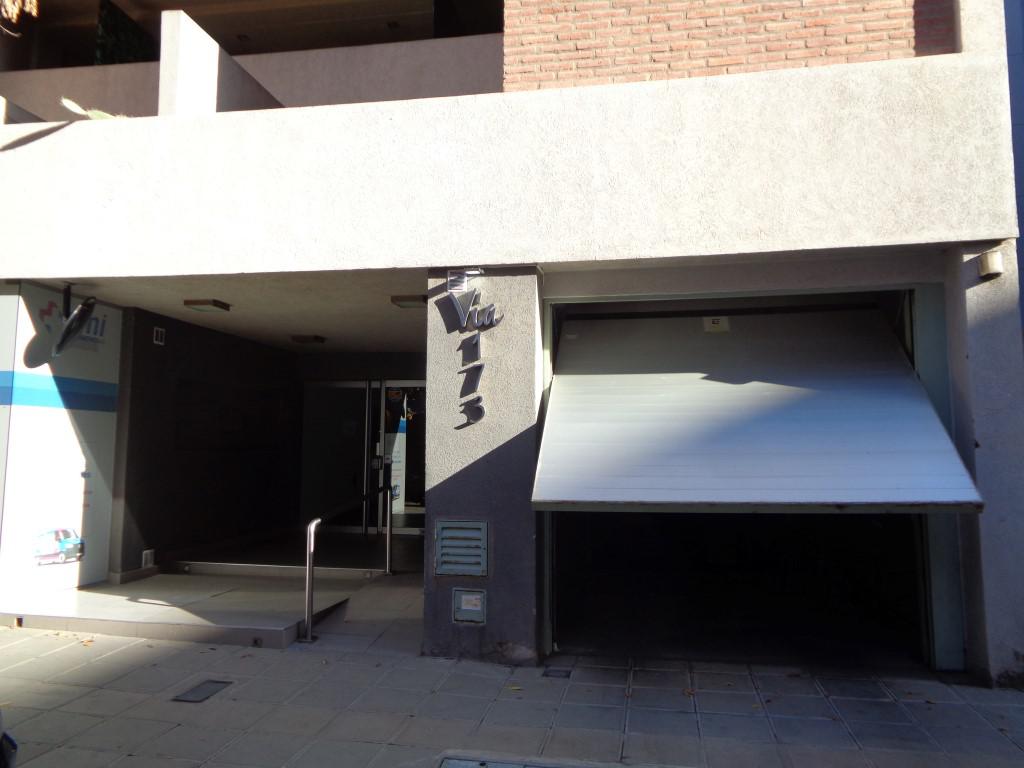 Barrio Nueva Córdoba - Excelente Cochera Privada, Amplia y Cubierta, en Edificio de Categoría, con Fácil Acceso y Portón Automático