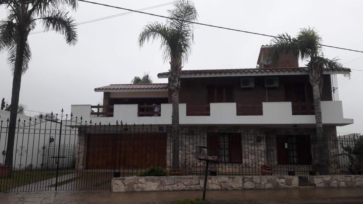 Venta - Excelente Propiedad de 4 dorm con piscina - Arguello