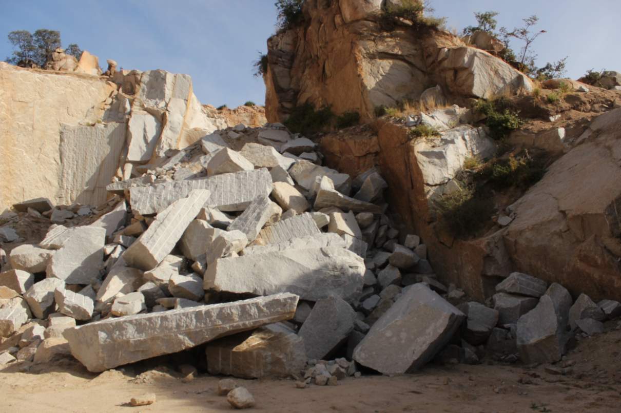 Se alquilan canteras para extracción de mármol gris mara, zona La Playa, Departamento Minas