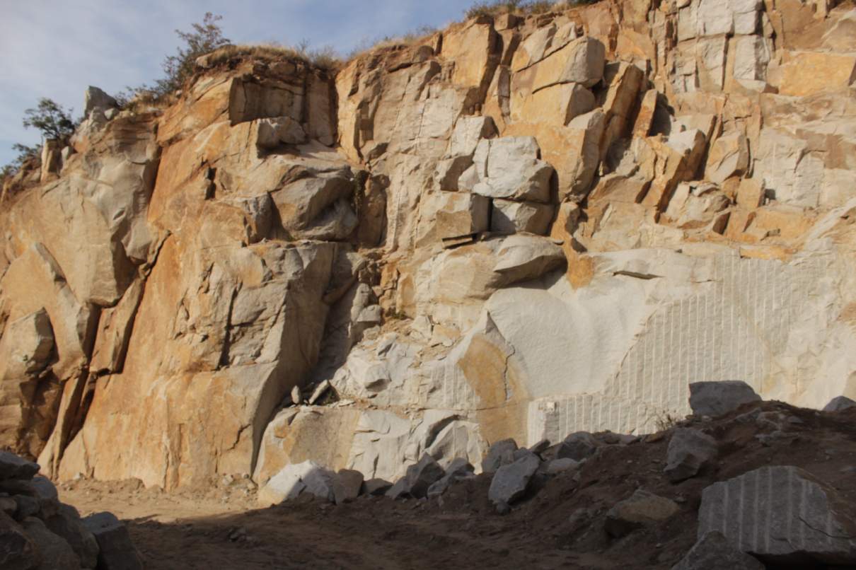 Se alquilan canteras para extracción de mármol gris mara, zona La Playa, Departamento Minas