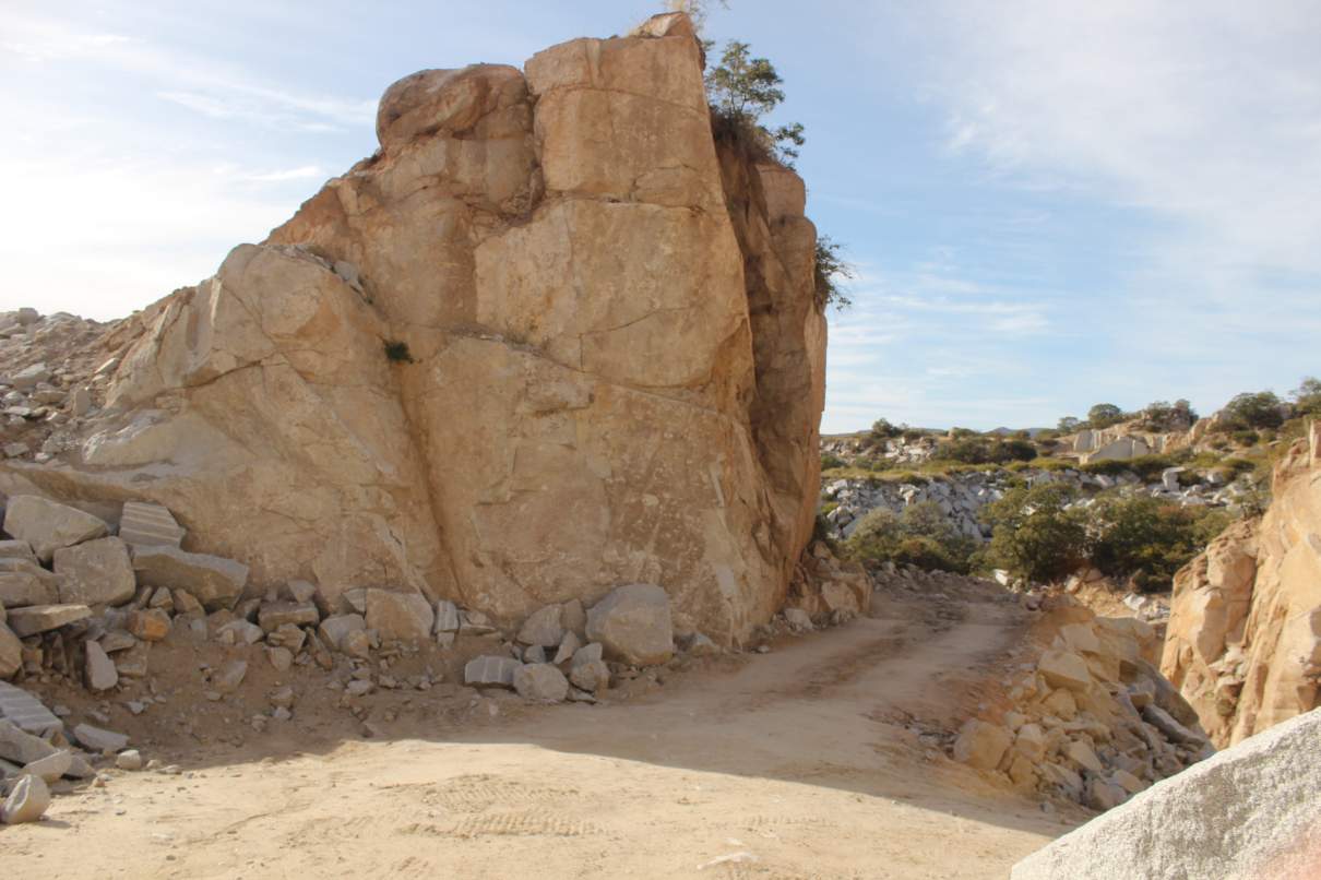 Se alquilan canteras para extracción de mármol gris mara, zona La Playa, Departamento Minas