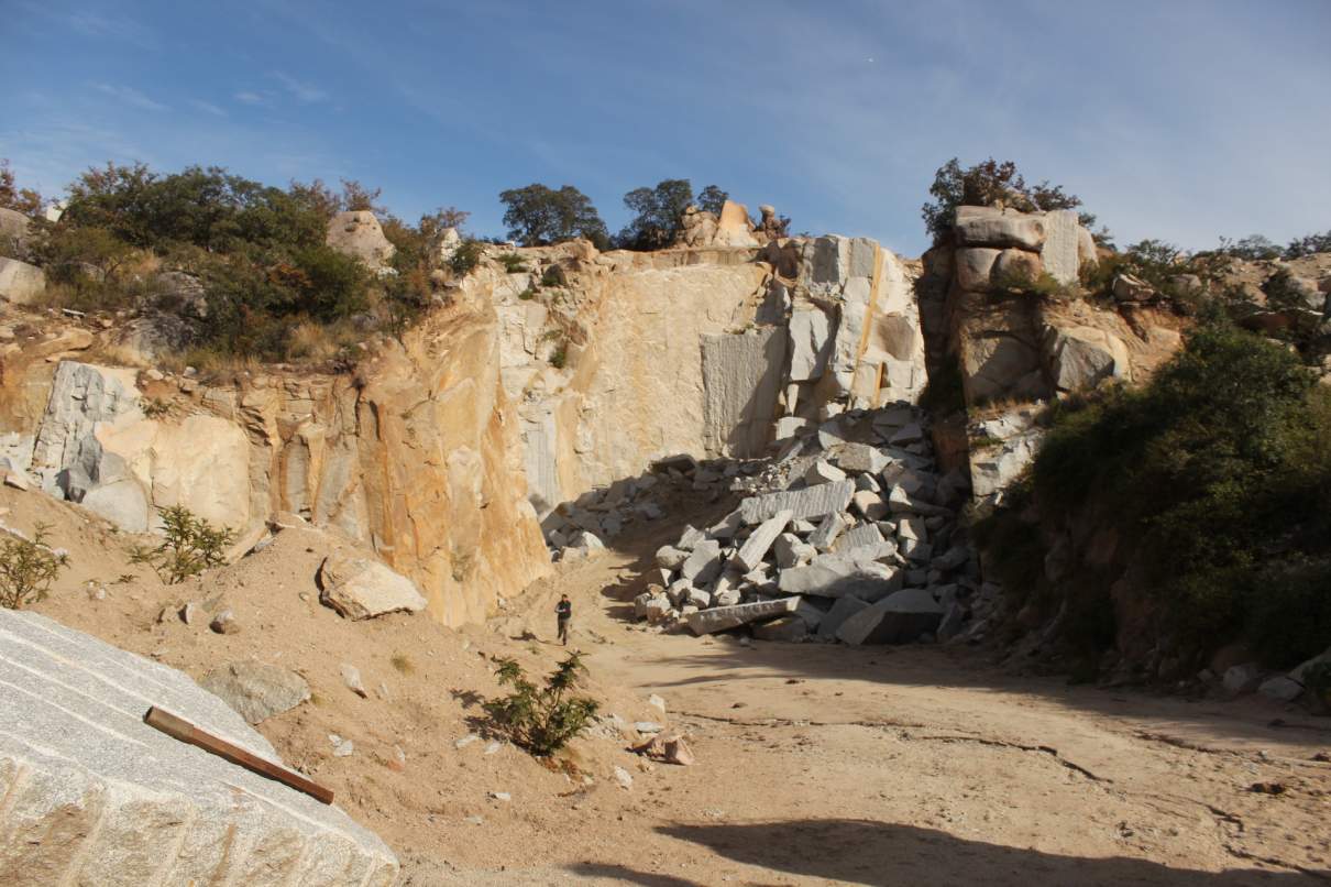 Se alquilan canteras para extracción de mármol gris mara, zona La Playa, Departamento Minas