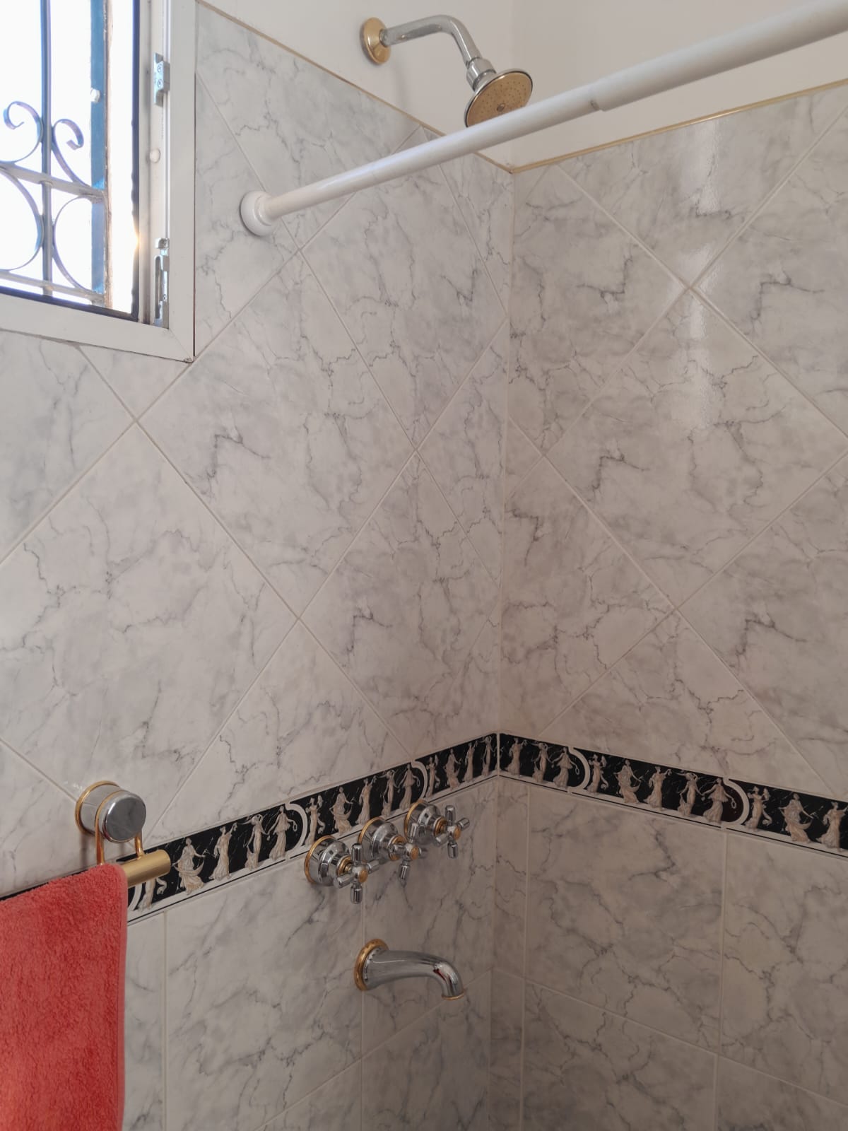 CASA 3 DORMITORIOS B° LILI BENITEZ QUINTA cerca VILLA BELGRANO