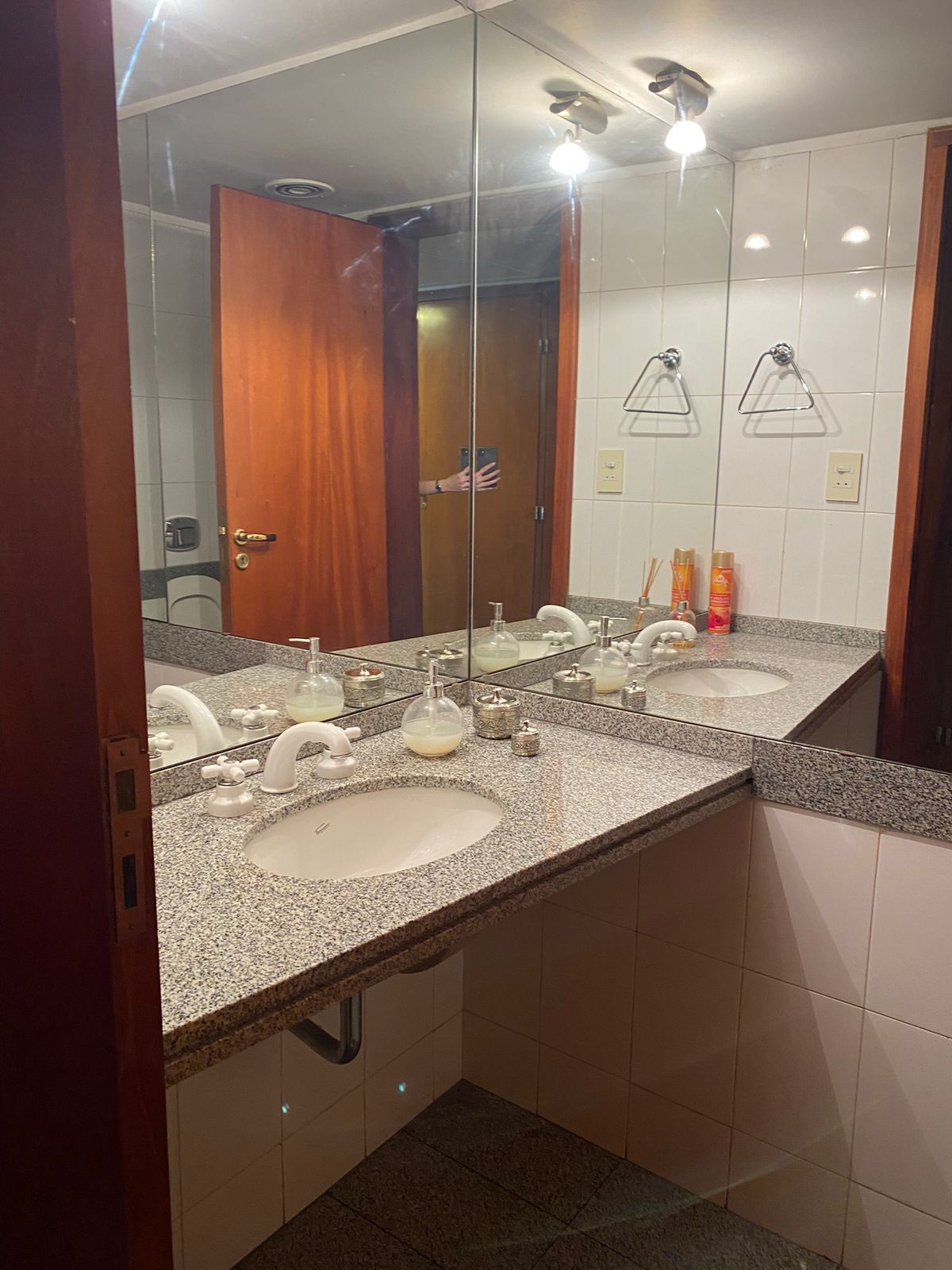 Departamento AMOBLADO en alquiler, ubicado en Av. Hipólito Irigoyen y Plaza España