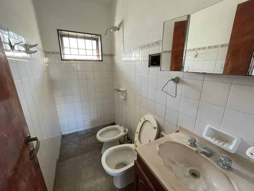 Casa esquina a la venta barrio las Lilas