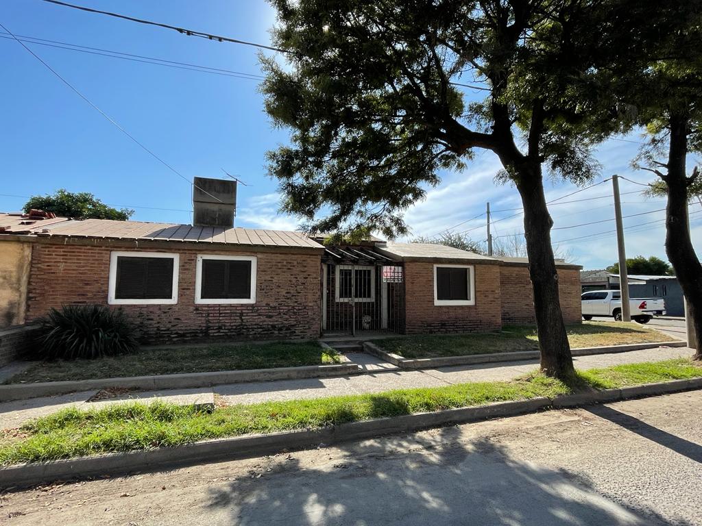 Casa esquina a la venta barrio las Lilas