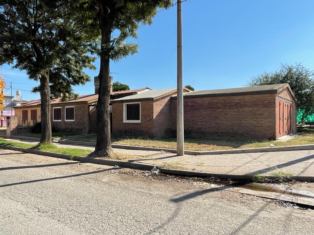 Casa esquina a la venta barrio las Lilas