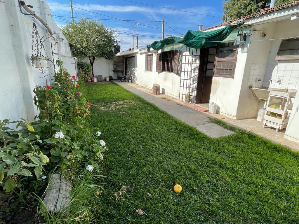 Casa esquina a la venta barrio las Lilas