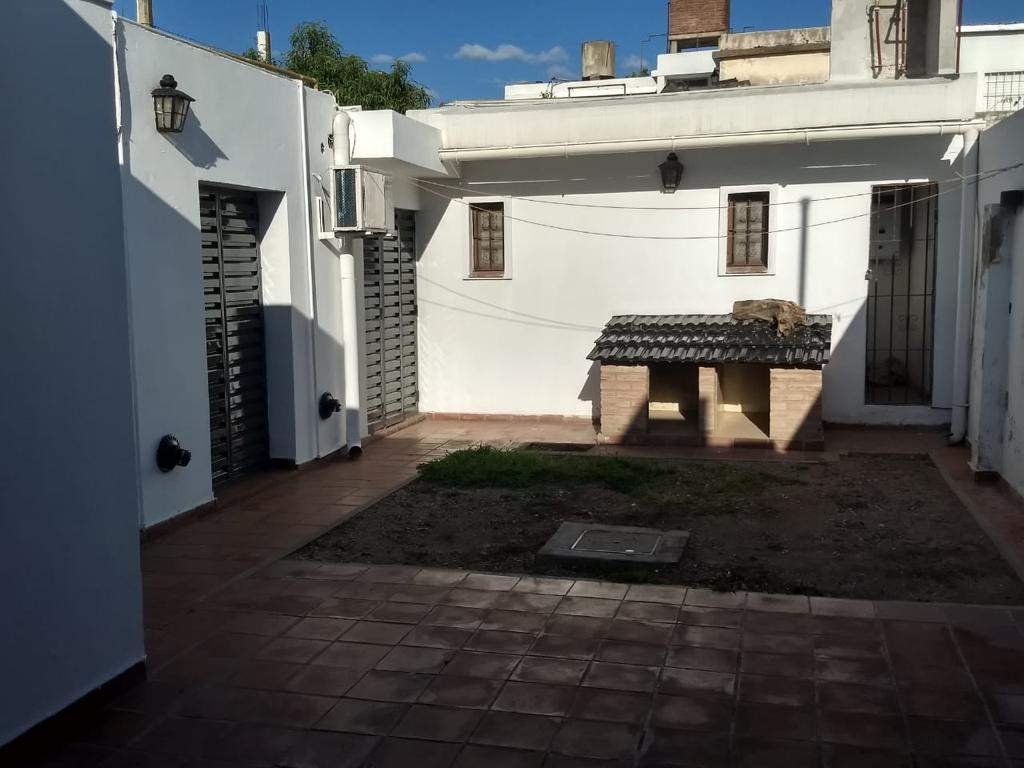 EXCELENTE CASA EN EL TRADICIONAL Bº ZUMARAN, EN EL SECTOR NOROESTE DE LA CIUDAD DE CORDOBA