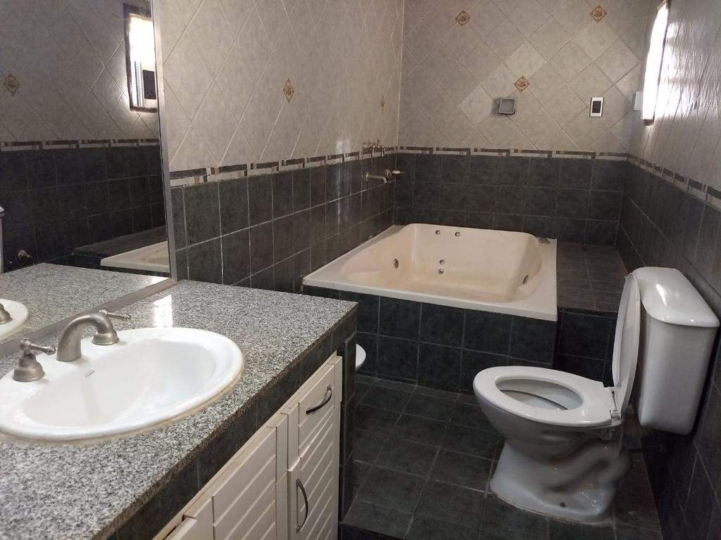 EXCELENTE CASA EN EL TRADICIONAL Bº ZUMARAN, EN EL SECTOR NOROESTE DE LA CIUDAD DE CORDOBA