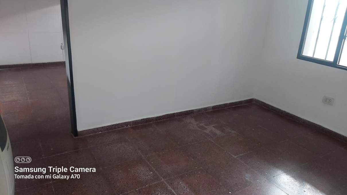 CASA EN VENTA EN MARQUES DE SOBREMONTE 3 DORM Y DOS BAÑOS MAS DOS LOCALES COMERCIALES-APPTO BANCOR