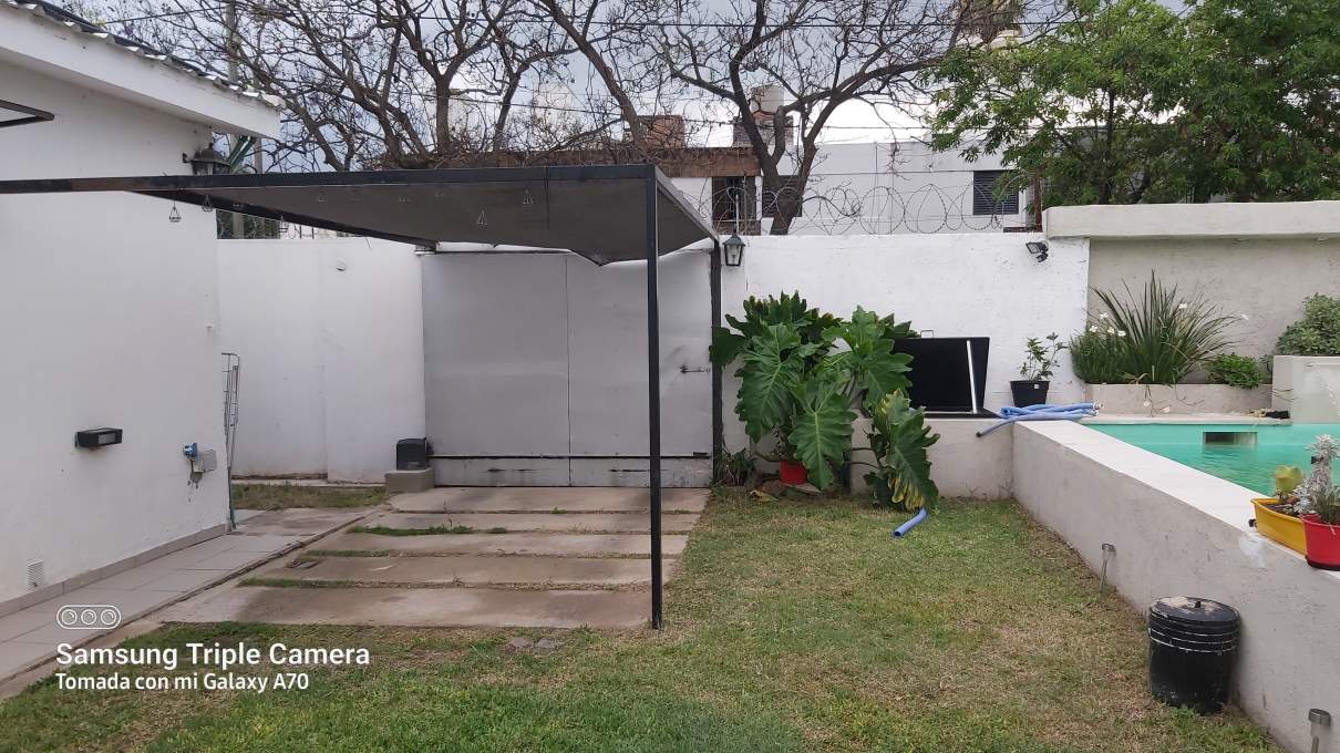 CASA A LA VENTA EN EL CERRO DE LAS ROSAS MODERNA UNA SOLA PLANTA CON PILETA CLIMATIZADA Y QUINCHO