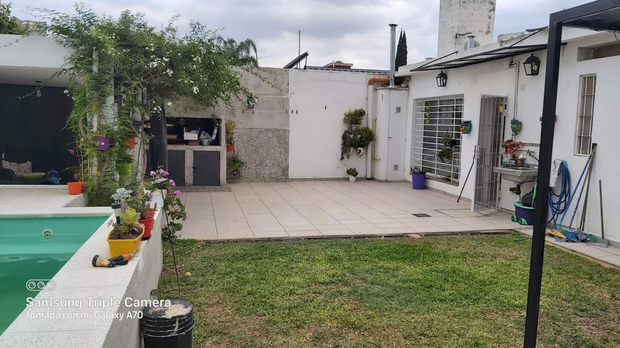 CASA A LA VENTA EN EL CERRO DE LAS ROSAS MODERNA UNA SOLA PLANTA CON PILETA CLIMATIZADA Y QUINCHO