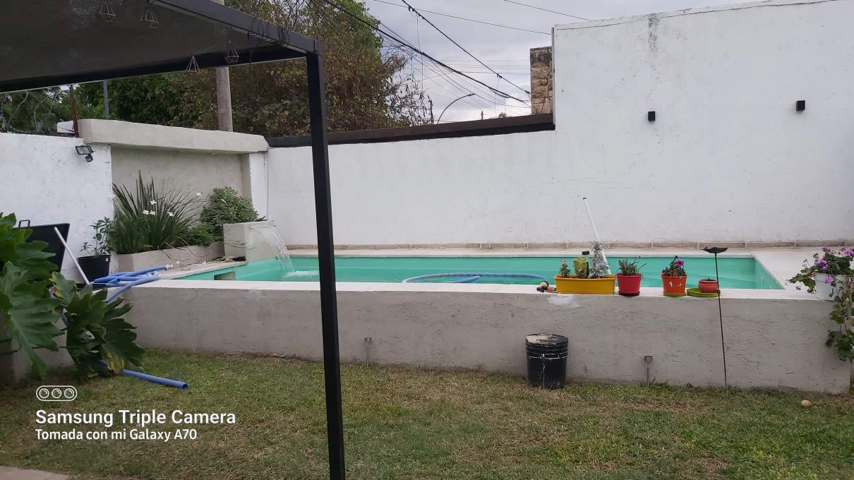 CASA A LA VENTA EN EL CERRO DE LAS ROSAS MODERNA UNA SOLA PLANTA CON PILETA CLIMATIZADA Y QUINCHO