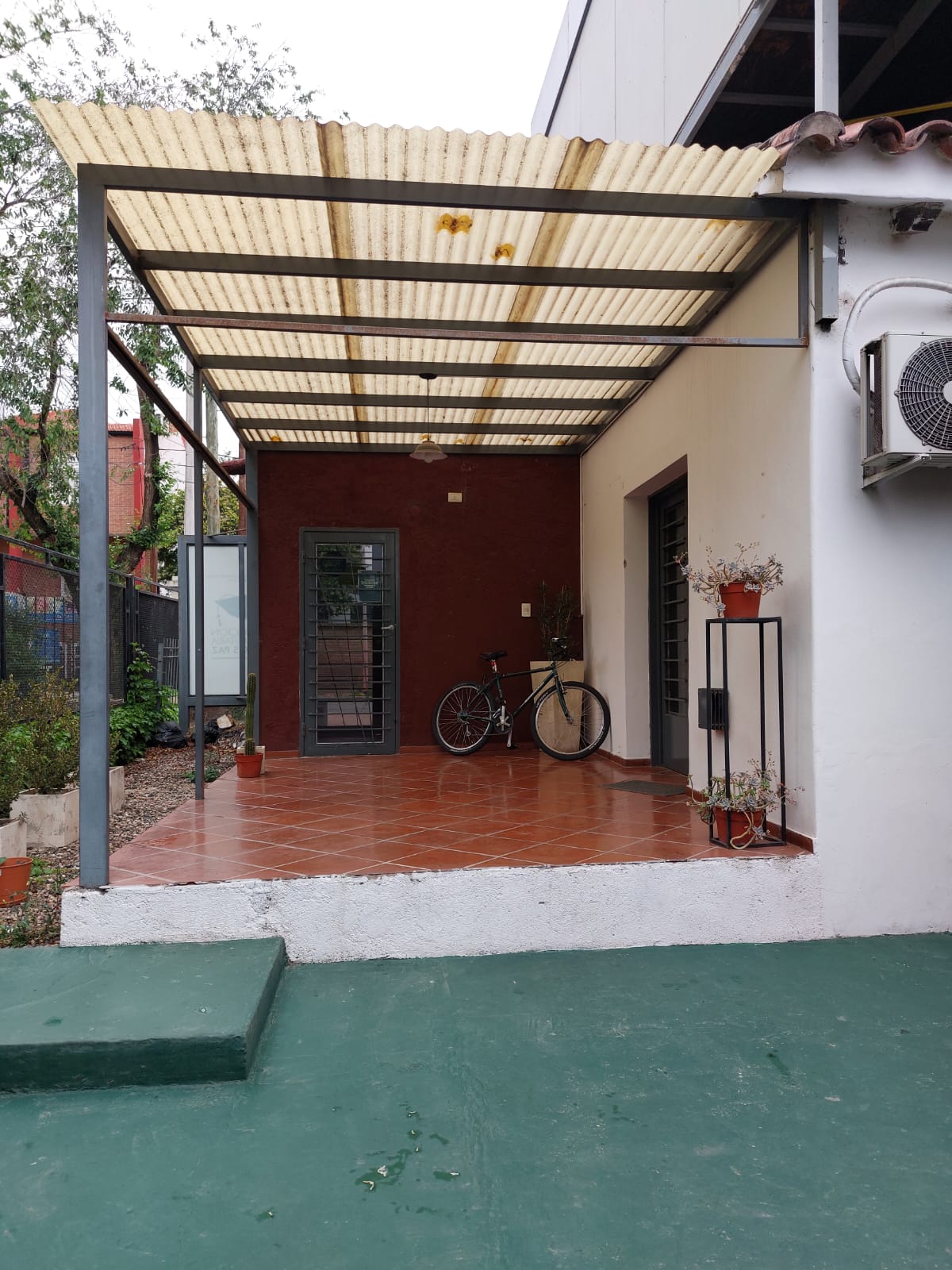 CASA - COMERCIO - LOS MANANTIALES