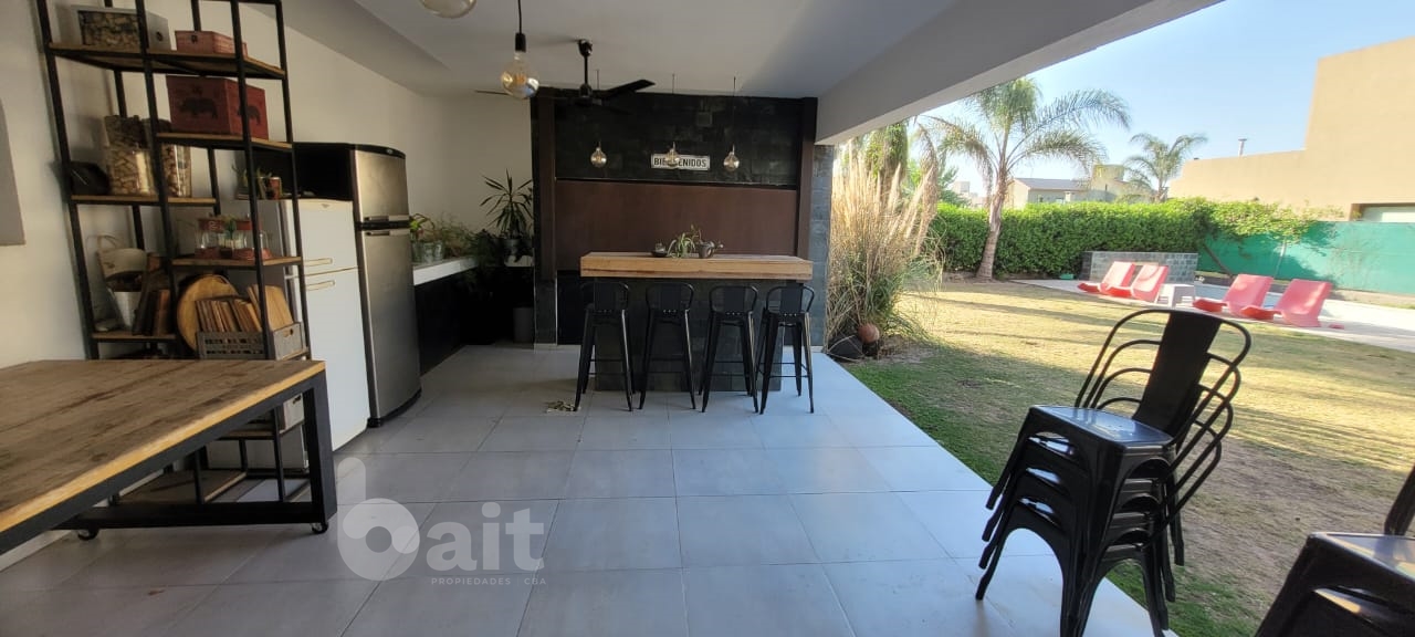 VENDO CASA 4 DORMITORIOS MAS PLAY ROOM  VALLE ESCONDIDO JARDIN INGLES