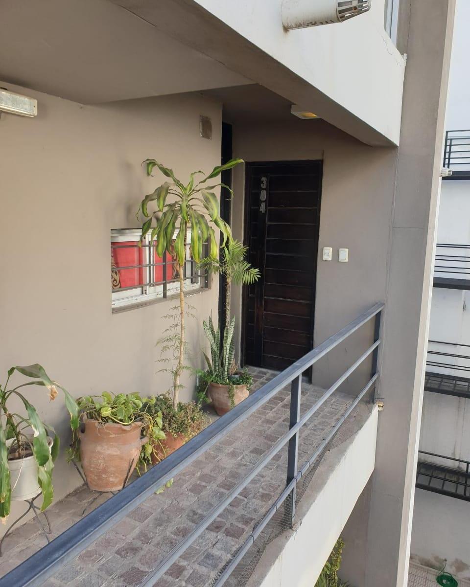 VENDO 2 DORMITORIOS TRIPLEX CON TERRAZA APTO BANCOR