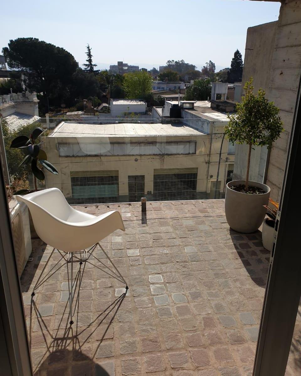 VENDO 2 DORMITORIOS TRIPLEX CON TERRAZA APTO BANCOR