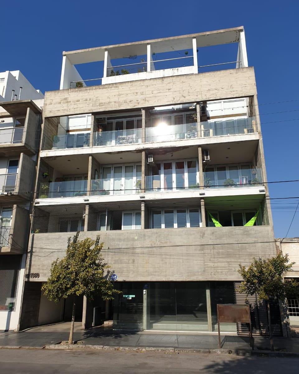 VENDO 2 DORMITORIOS TRIPLEX CON TERRAZA APTO BANCOR