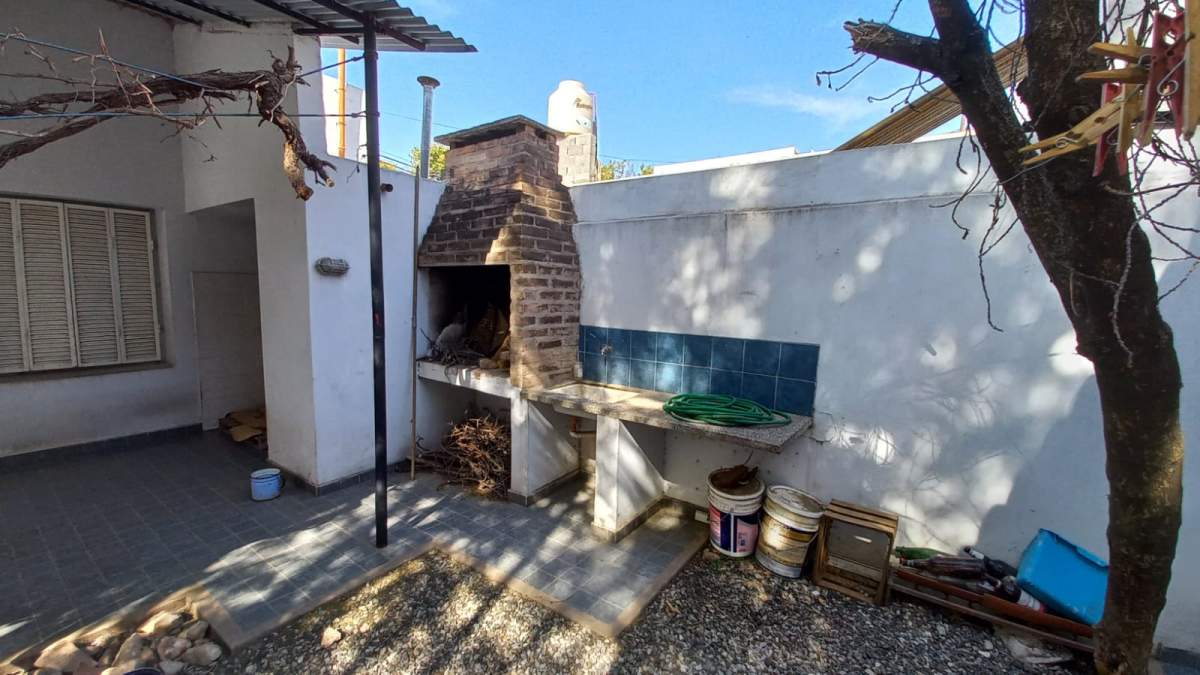 VENTA CASA DOS DORMITORIOS BARRIO MAIPU PRIMERA SECCION