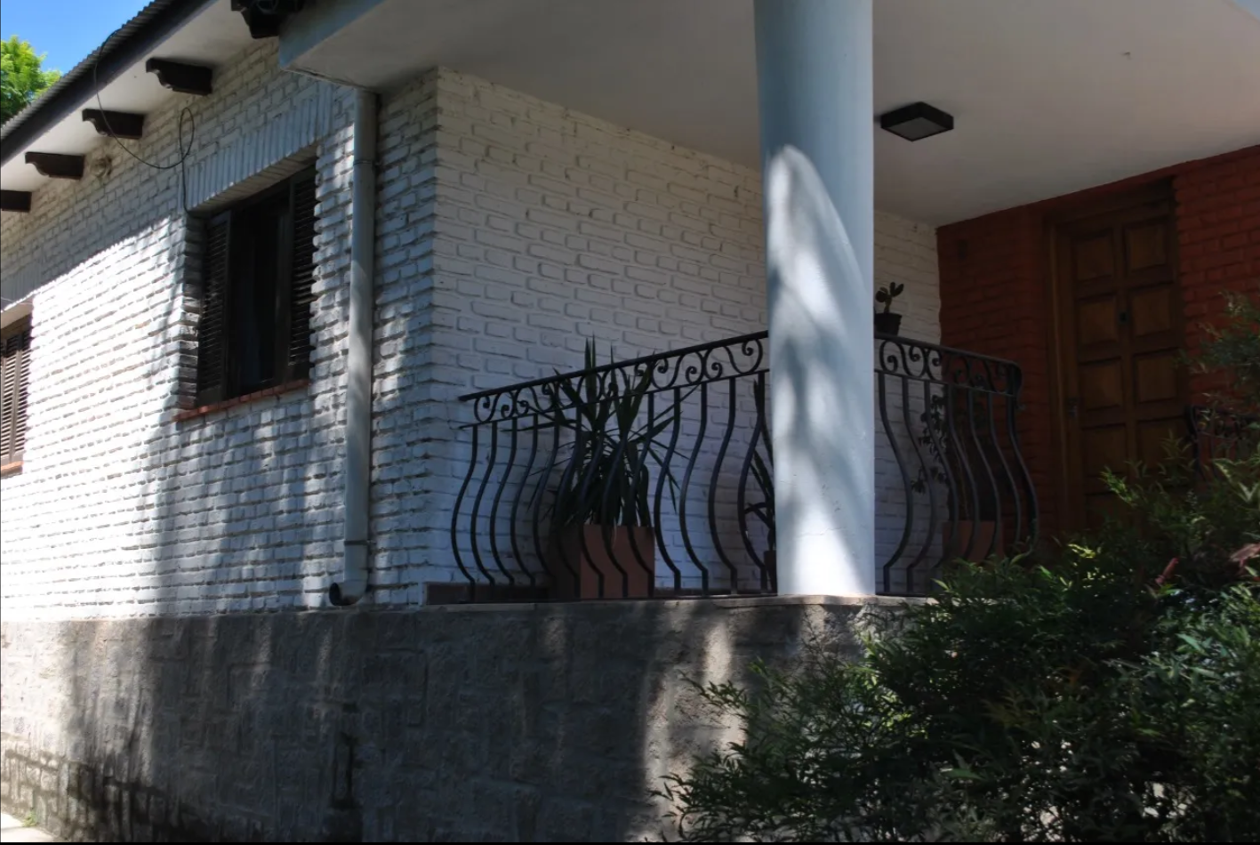 Venta de casa en Río Ceballos a una cuadra de la av. principal