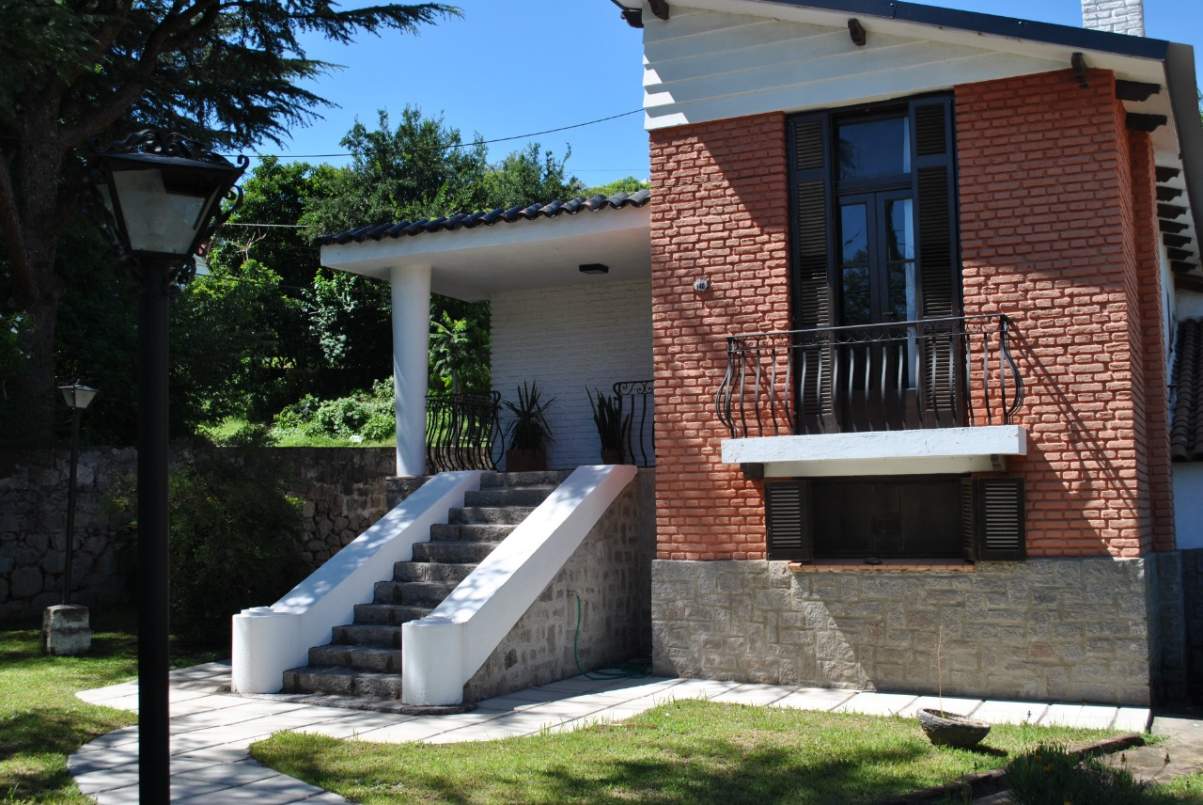 Venta de casa en Río Ceballos a una cuadra de la av. principal