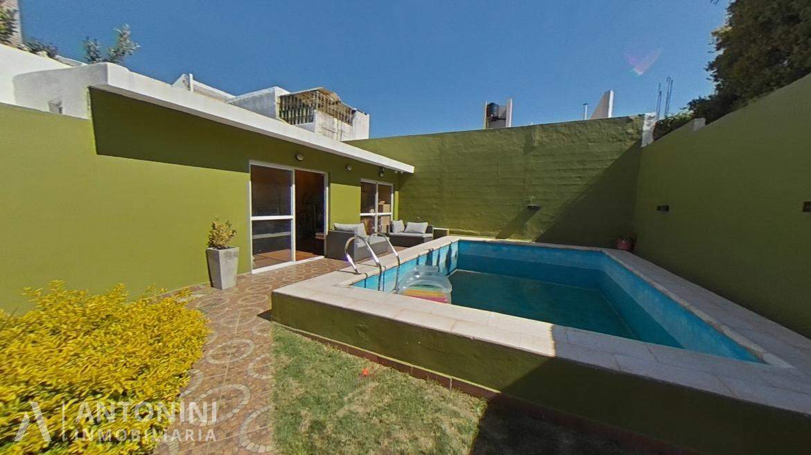 Dos Casas en Una en B° Alto Alberdi con Pileta y Quincho. Exc Zona