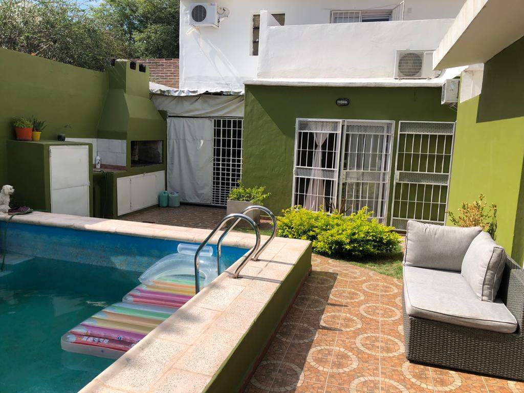 Dos Casas en Una en B° Alto Alberdi con Pileta y Quincho. Exc Zona