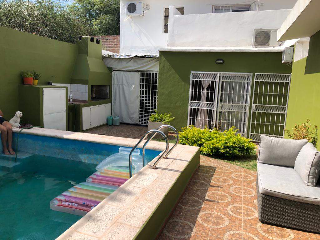 Dos Casas en Una en B° Alto Alberdi con Pileta y Quincho. Exc Zona