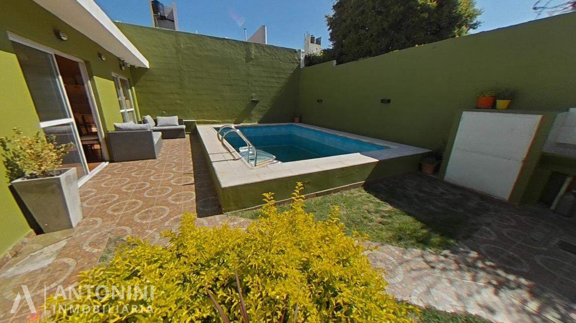 Dos Casas en Una en B° Alto Alberdi con Pileta y Quincho. Exc Zona