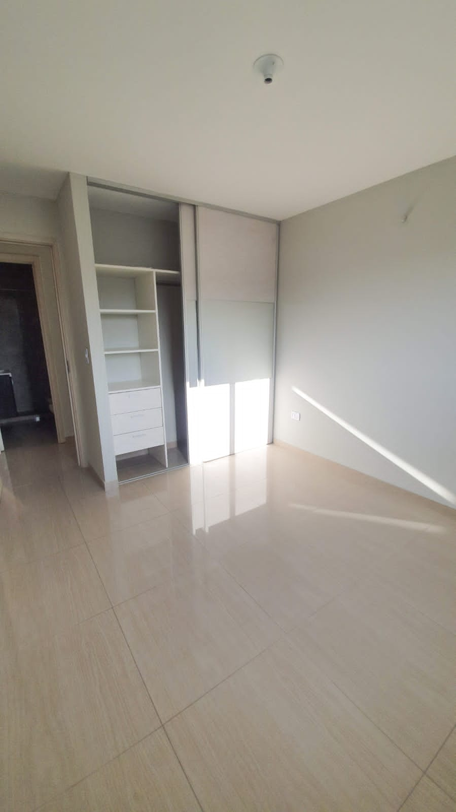 Vendo departamento 1D con cochera propia, Alta Córdoba, amenities, seguridad.