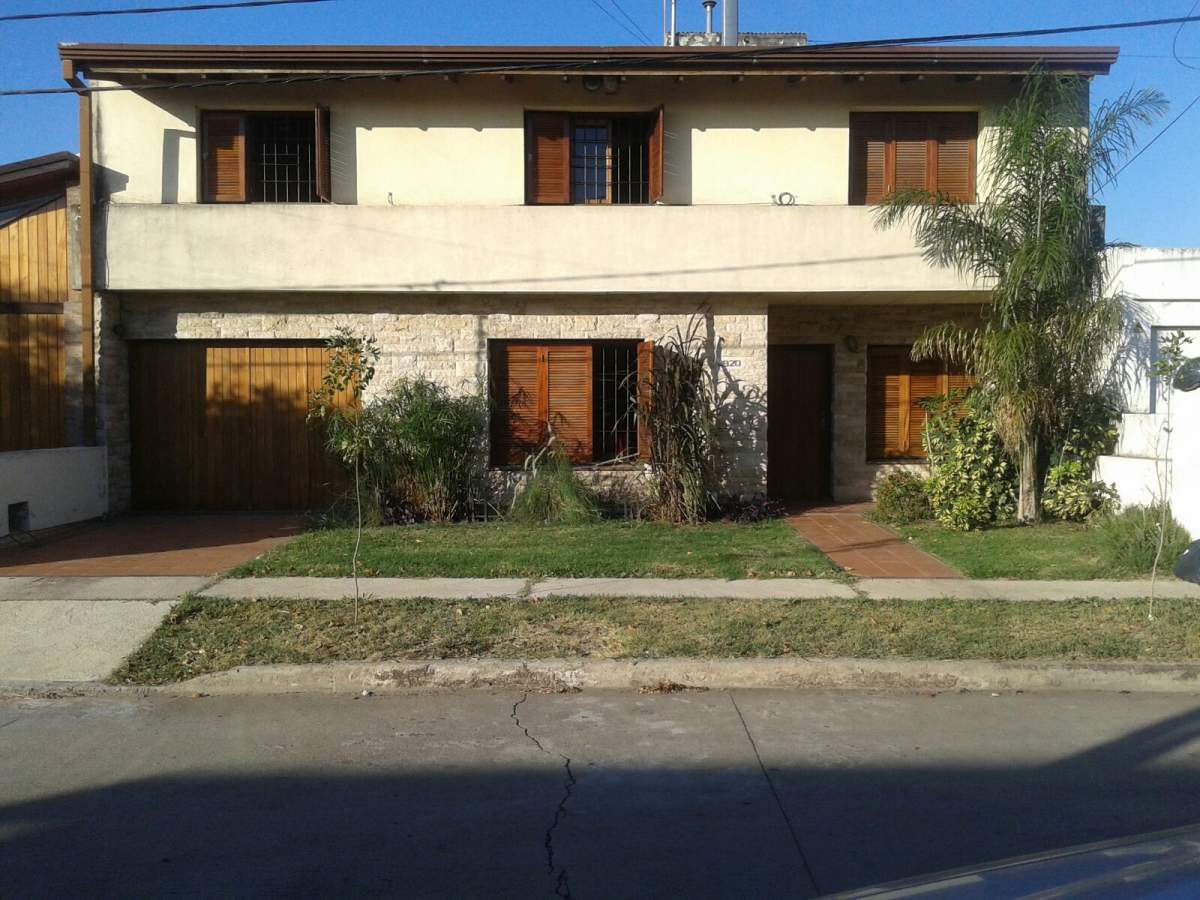 HERMOSA CASA EN B° ALEJANDRO CENTENO