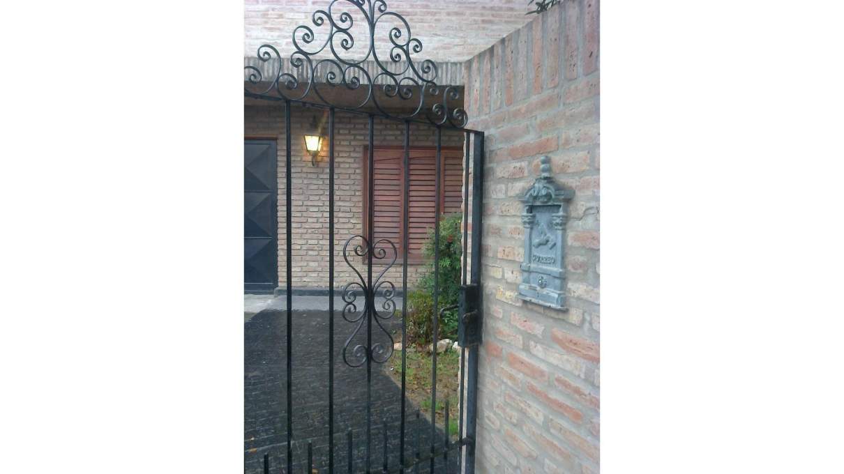 CASA  DEPTO EN VENTA SOBRE RICARDO ROJAS (ARGELLO)