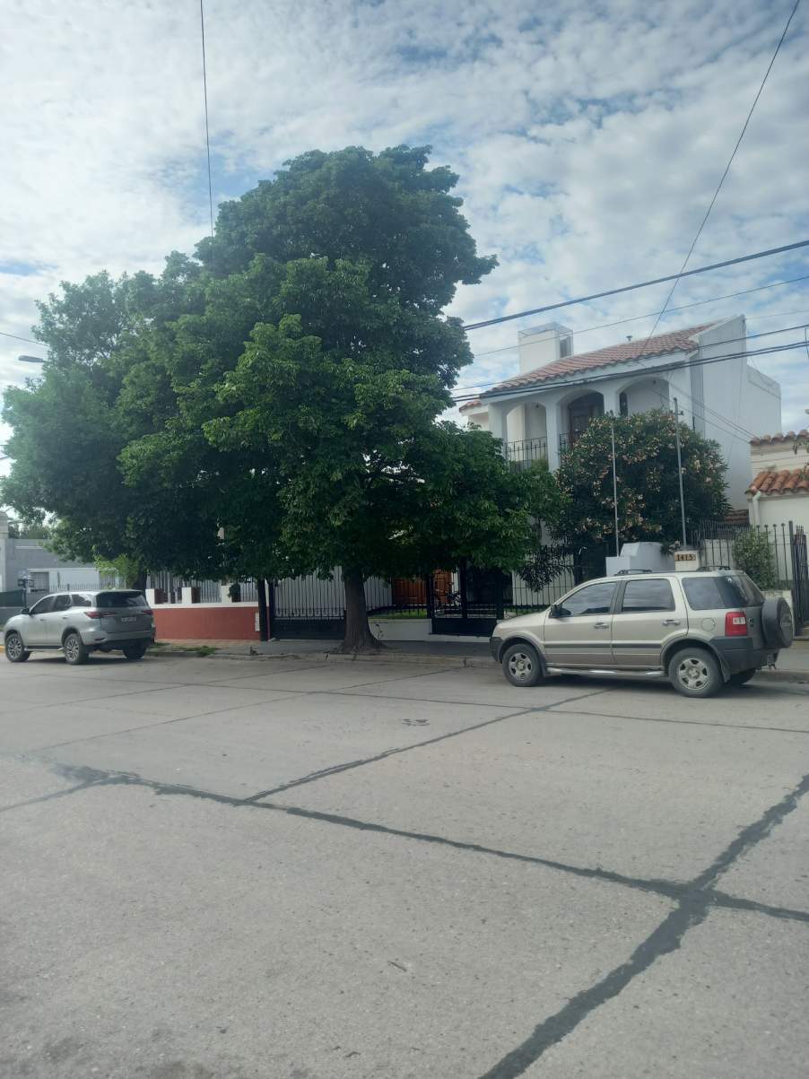 SOBRE AVDA. SAN MARTIN -SECTOR OESTE- DE RIO CUARTO, VENDEMOS CASA.