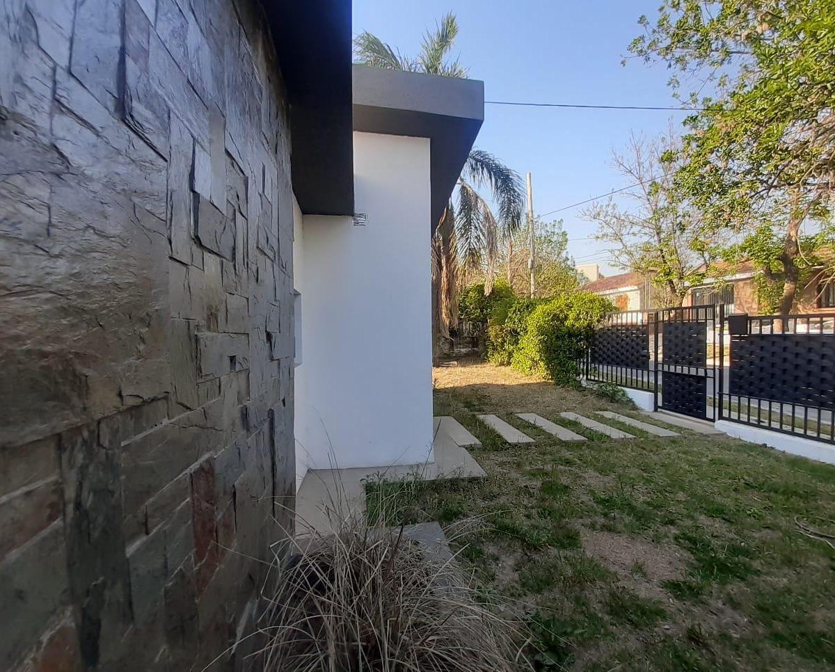 EXCELENTE CASA 2 DORM PLANTA BAJA - Bº EL REFUGIO - MTS AV. RECTA MARTINOLLI