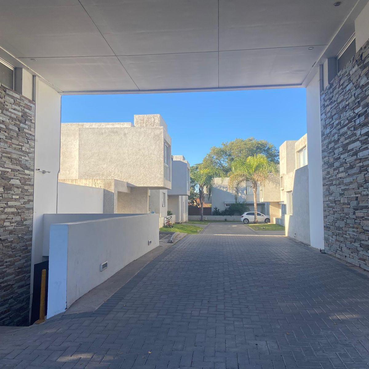 VENTA DÚPLEX 4 DORM (1 EN P.B) HOUSING MTS LA SALLE Y RECTA MARTINOLLI