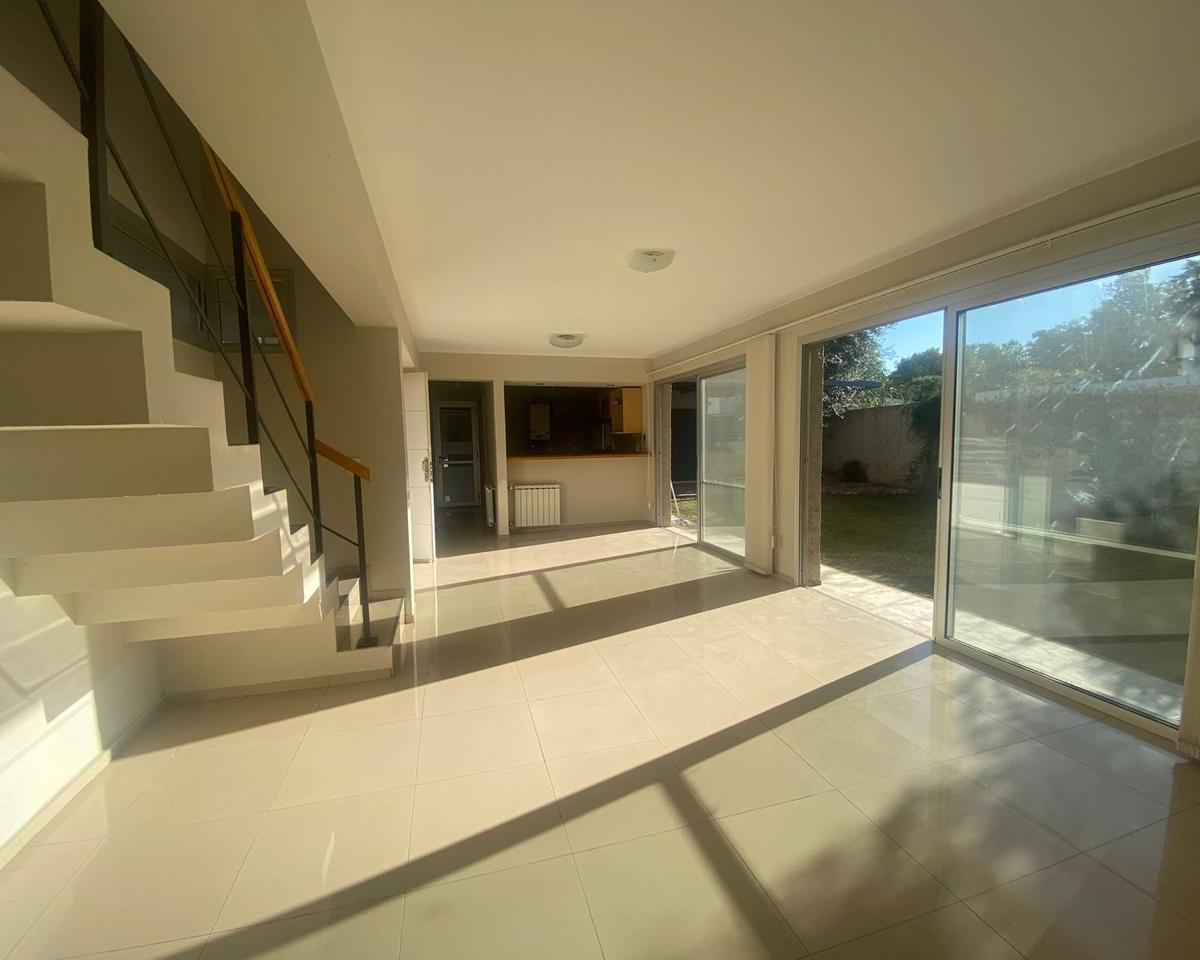 VENTA DÚPLEX 4 DORM (1 EN P.B) HOUSING MTS LA SALLE Y RECTA MARTINOLLI