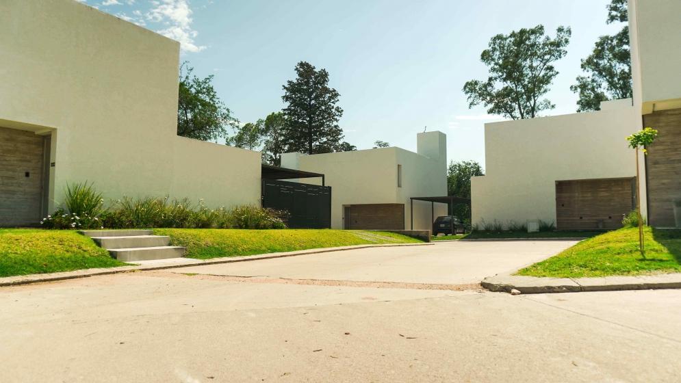 CAROLINA VILLAGE HOUSING CON SEGURIDAD !!!