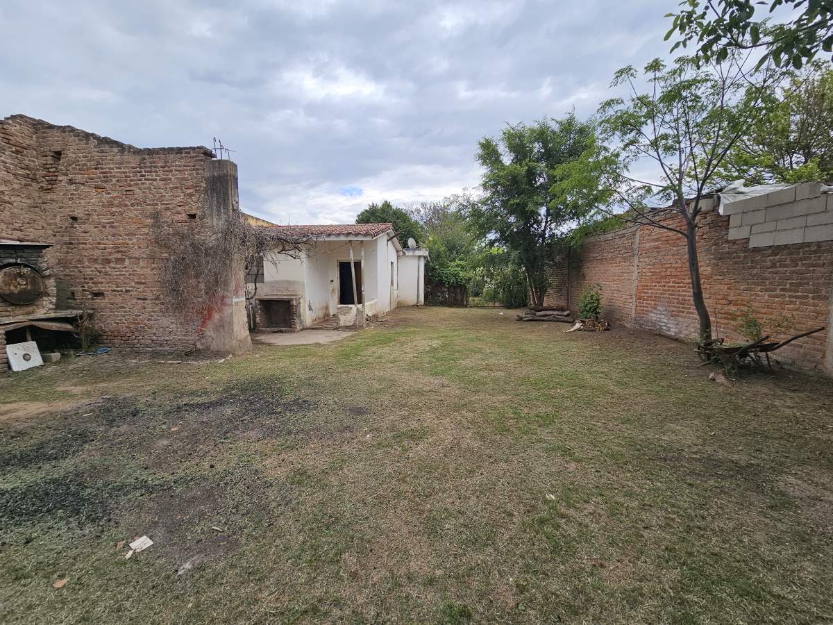 CASA CON GRAN LOTE A 1 CUADRA DE AV.LIBE